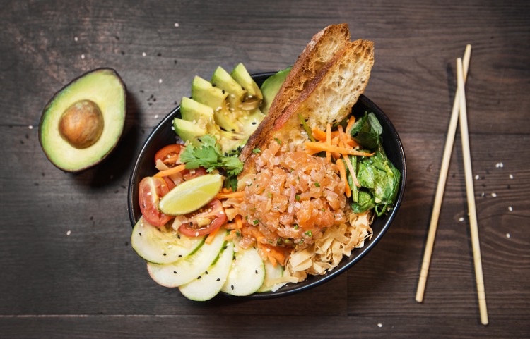 Le Poke Bowl Debarque Au Shaker Cuisine Mixologie La Cliqc